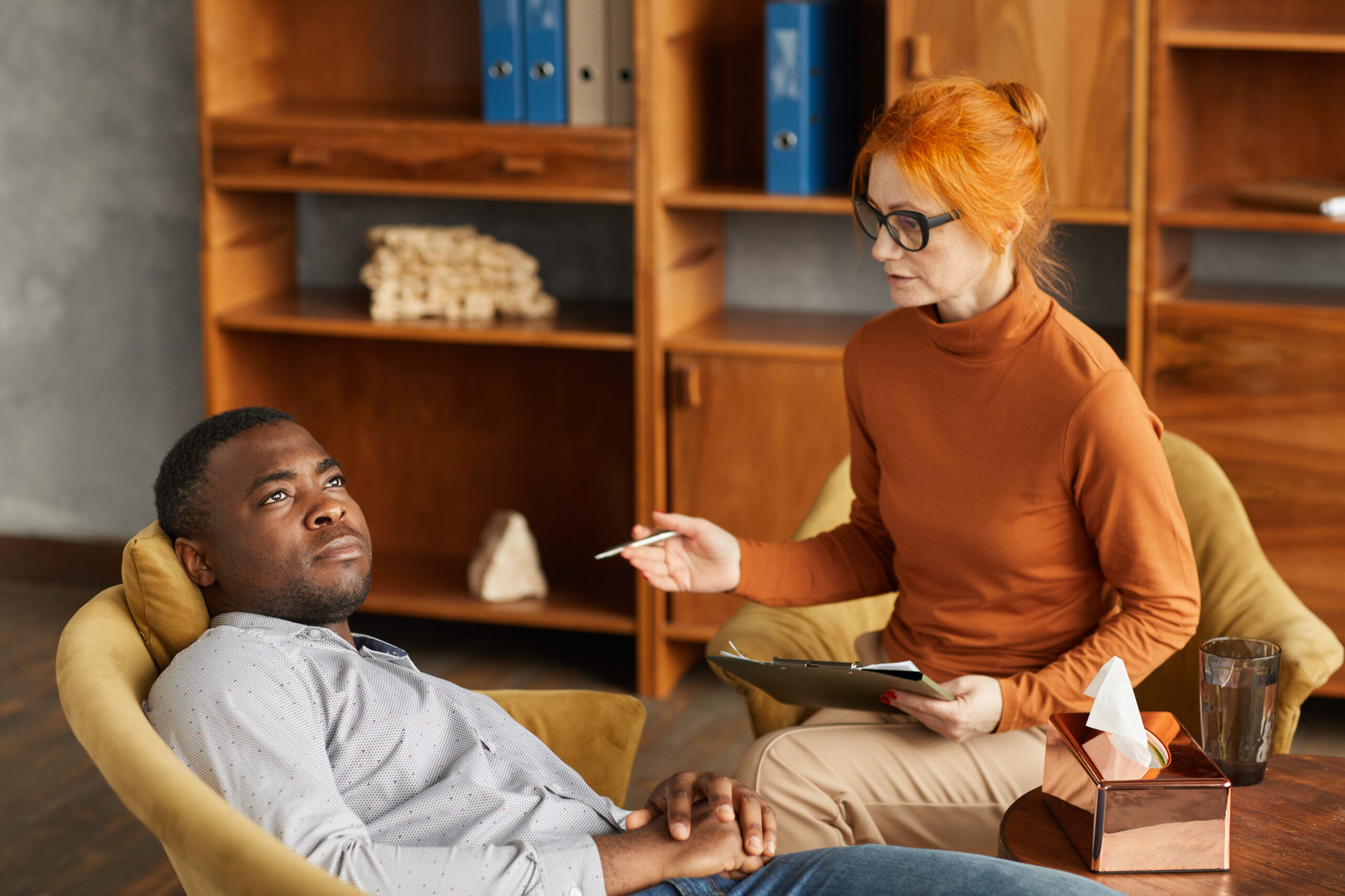 a psychologist working with her patient by using psychotherapy